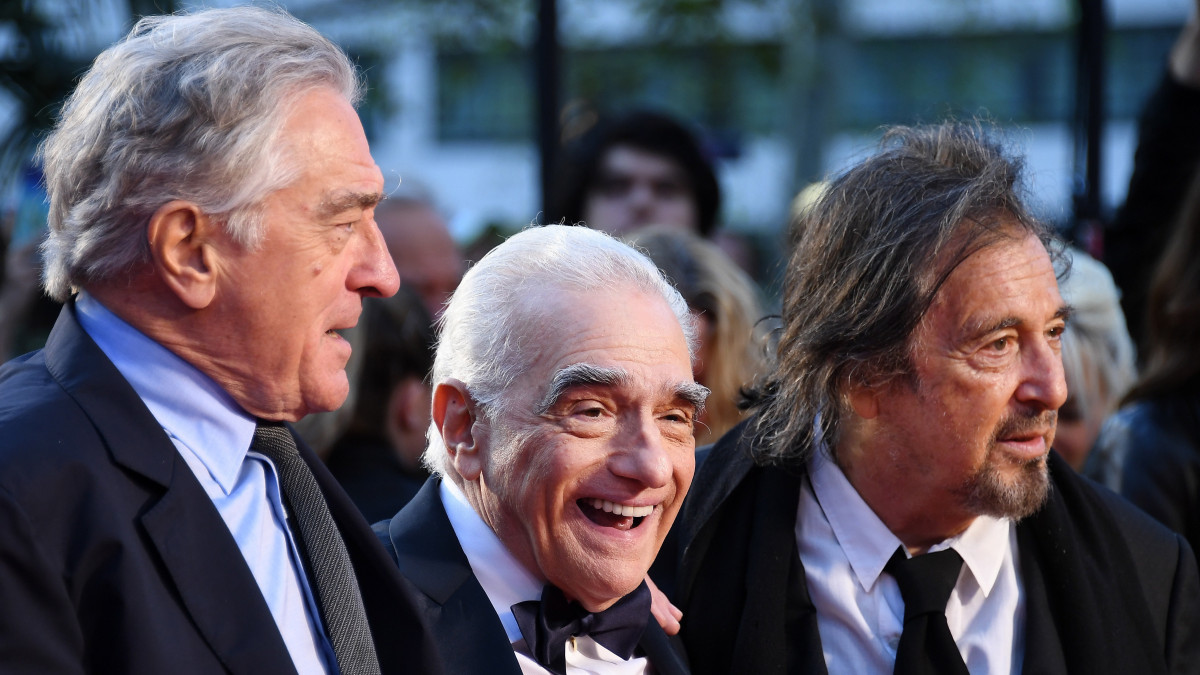Al Pacino amerikai színész, Martin Scorsese amerikai rendező és Robert De Niro amerikai színész (j-b) érkezik a The Irishman című filmjük bemutatójára a Londoni Filmfesztiválon 2019. október 13-án.