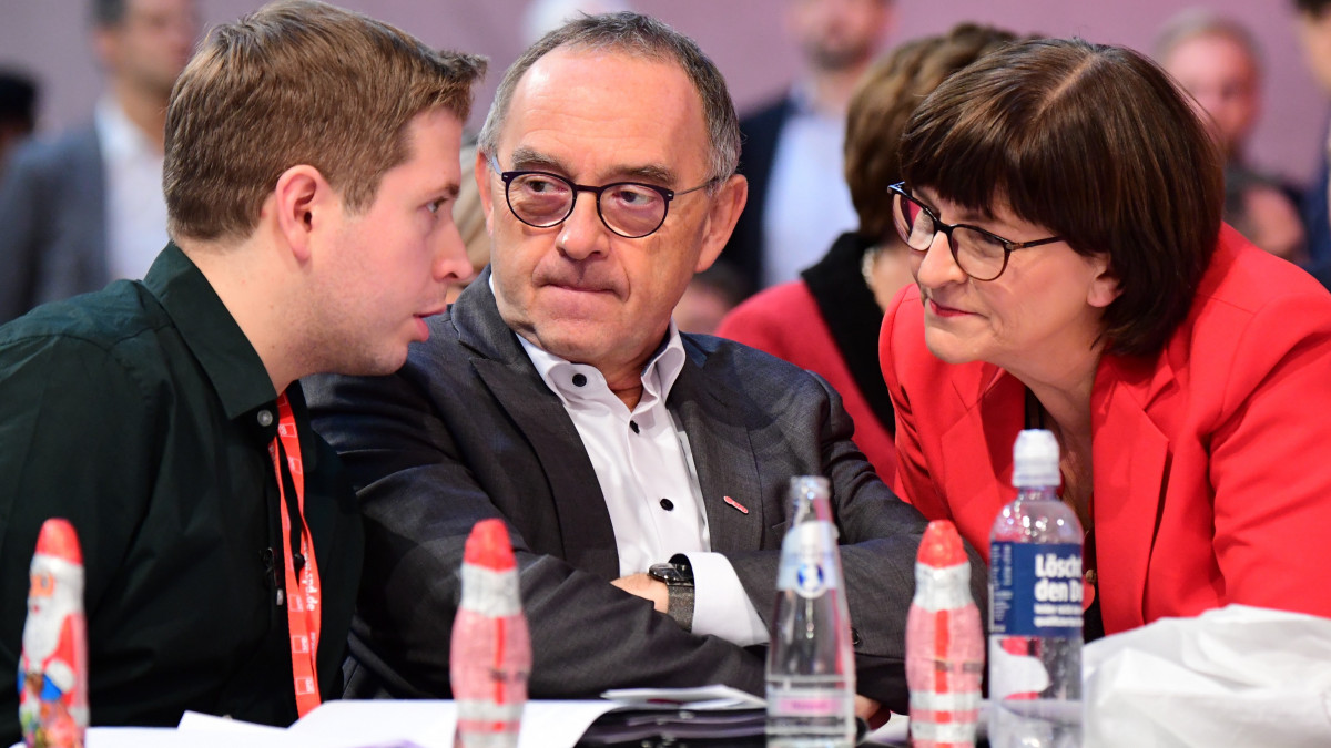 Saskia Esken (j) és Norbert Walter-Borjans (k), a nagykoalícióban kormányzó Német Szociáldemokrata Párt (SPD) megválasztott társelnökei, valamint Kevin Kühnert, a párt ifjúsági szervezetének, a Jusosnak az elnöke a párt berlini kongresszusán 2019. december 6-án.