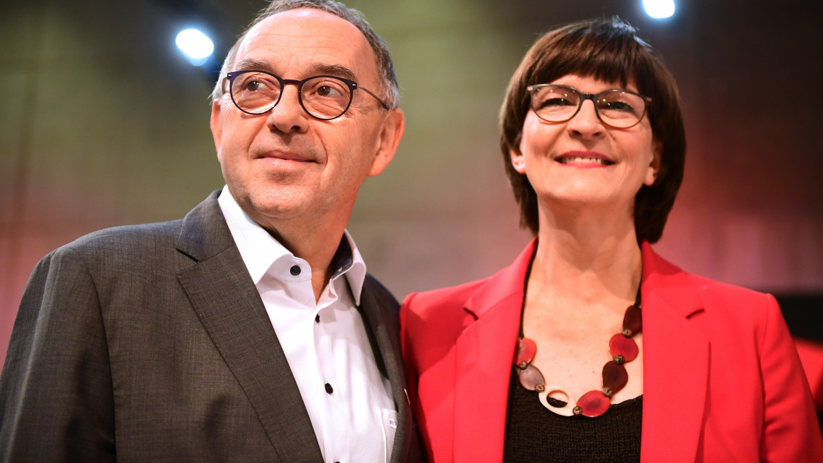 Saskia Esken (j) és Norbert Walter-Borjans, a nagykoalícióban kormányzó Német Szociáldemokrata Párt (SPD) társelnökei a párt berlini kongresszusának kezdetén, 2019. december 6-án. A tagság által megválasztott két vezetőt a kongresszus hivatott megerősíteni tisztségében.