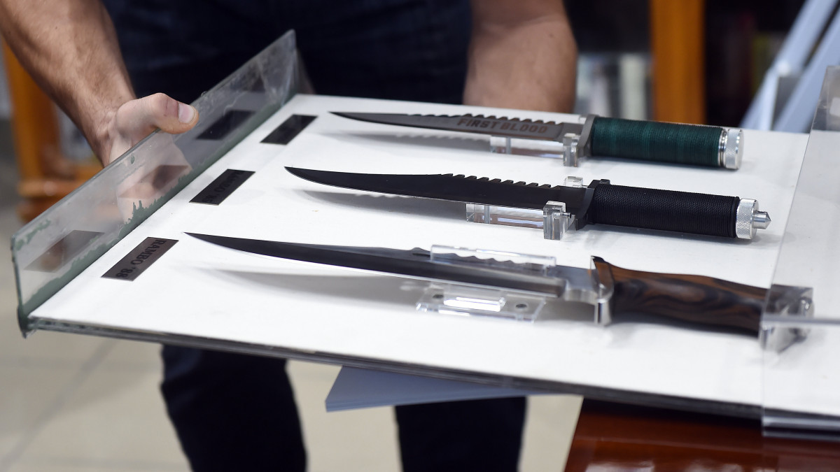 A Rambo-filmsorozatban használt kések a Nagyházi Galéria és Aukciósház sajtótájékoztatóján, ahol bemutatták a decemberben kalapács alá kerülő, Andy Vajna producer filmes relikviákat is tartalmazó magángyűjteményét 2019. november 22-én.