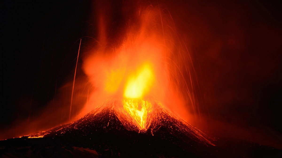 Catania, 2013. november 17.Izzó lávát lövell ki magából az Etna, Európa legnagyobb és legaktívabb vulkánja a szicíliai Catania város közelében 2013. november 17-én.(MTI/EPA/Davide Caudullo)