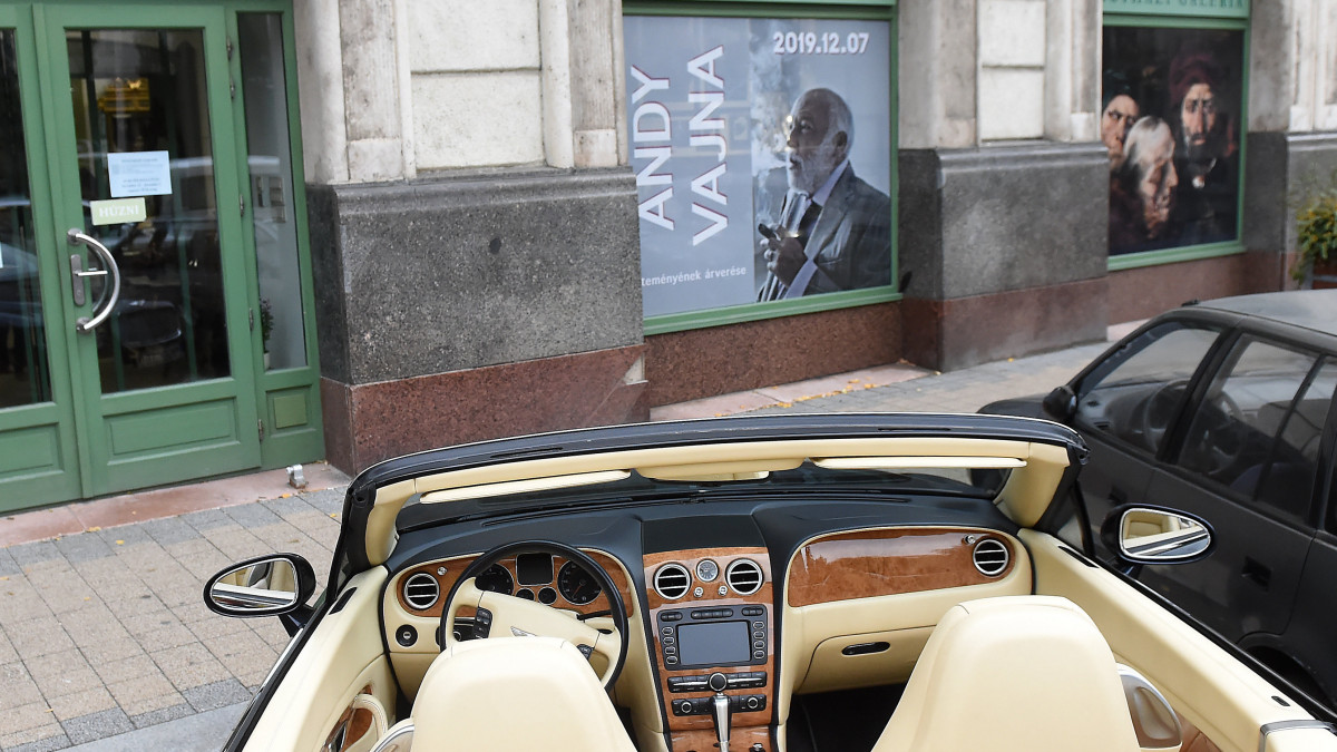 Andy Vajna filmproducer Bentley autója a Nagyházi Galéria és Aukciósház előtt 2019. november 22-én. Az aukciósházban bemutatták a decemberben kalapács alá kerülő, Andy Vajna producer filmes relikviákat is tartalmazó magángyűjteményét 2019. november 22-én.