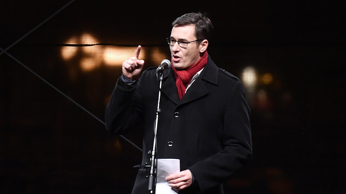 Karácsony Gergely főpolgármester beszédet mond a Szabad ország, szabad város, szabad művészet címmel, a szabad színházakért, a kultúra függetlenségéért tartott demonstráción a belvárosi Madách téren 2019. december 9-én.