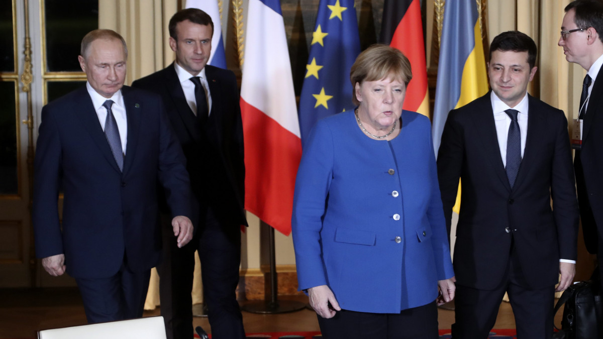 Volodimir Zelenszkij ukrán (j), Emmanuel Macron francia (b2), Vlagyimir Putyin orosz elnök (b) és Angela Merkel német kancellár (j2) a kelet-ukrajnai helyzet rendezését célzó megbeszélésen a párizsi Élysée-palotában 2019. december 9-én. A normandiai négyeket alkotó országok vezetői először 2014-ben találkoztak az ukrán hadsereg és a Moszkva által támogatott kelet-ukrajnai szakadárok közötti háború befejezésének érdekében.
