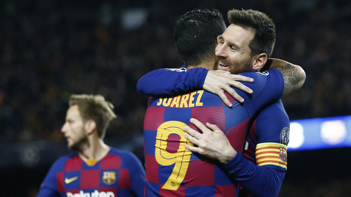 Lionel Messinek, a Barcelona játékosának (j) gratulál csapattársa, Luis Suárez, miután gólt szerzett a labdarúgó Bajnokok Ligája ötödik fordulójában, az F csoportban játszott Barcelona - Borussia Dortmund mérkőzésen Barcelonában 2019. november 27-én.