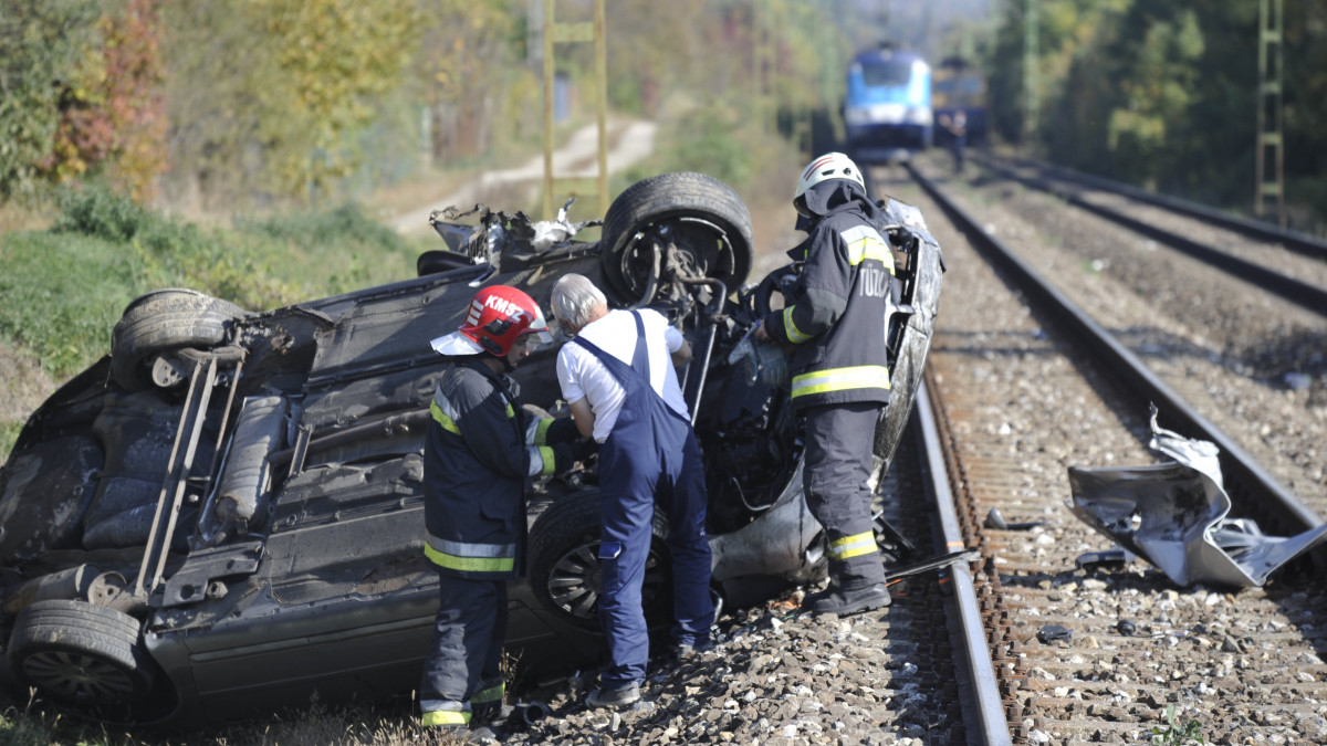 Összeroncsolódott személyautó Nagymaros külterületén 2019. október 15-én, miután a jármű vonattal ütközött egy vasúti átjáróban. Az autó vezetője a helyszínen meghalt.