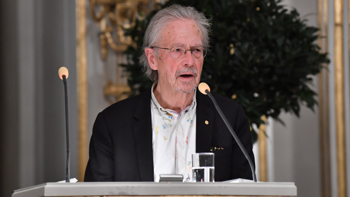 Peter Handke osztrák író, a 2019-es irodalmi Nobel-díj nyertese a kitüntetéssel kapcsolatos előadását tartja a stockholmi Svéd Akadémián 2019. december 8-án.