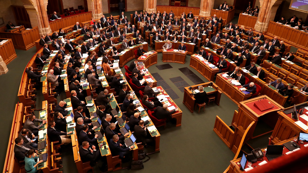 A képviselők szavaznak az Országgyűlés plenáris ülésén 2019. december 10-én. Középen, az első sor előtt, jobbról Orbán Viktor miniszterelnök (j), mellette Semjén Zsolt nemzetpolitikáért felelős miniszterelnök-helyettes (j2) és Kövér László, az Országgyűlés elnöke (j3).