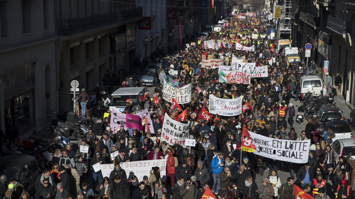 Demonstrálók vonulnak a legnagyobb francia szakszervezet, a CGT tüntetésén Marseille déli nagyvárosban 2019. december 10-én. Franciaországban december 5-én határozatlan idejű általános munkabeszüntetést hirdettek a kormány tervezett nyugdíjreformja ellen.