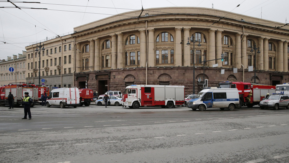 Szentpétervár, 2017. április 3.Tűzoltó- és mentőautók a szentpétervári metró Tyehnologicseszkij Insztyitut állomása előtt 2017. április 3-án, miután robbanás volt a megállóban. Legalább tíz ember életét vesztette, több tucatnyian megsérültek. (MTI/EPA/Anatolij Malcev)