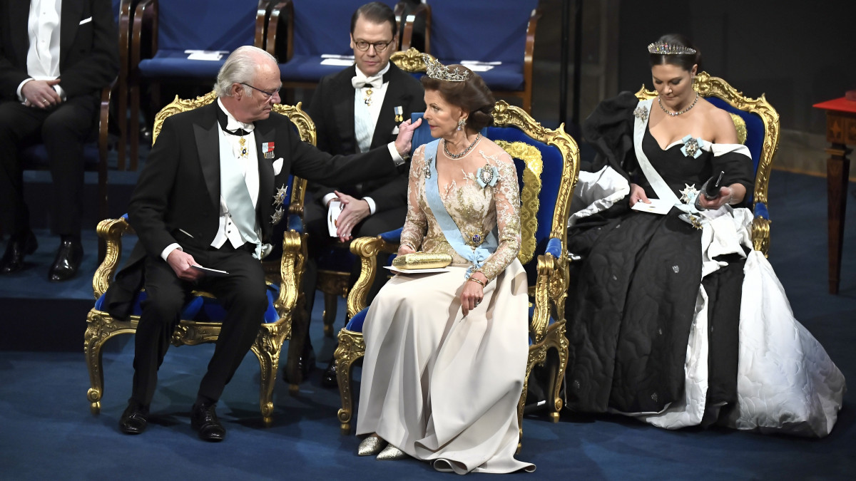 XVI. Károly Gusztáv svéd király (b) és felesége, Szilvia királyné (j2) a Nobel-díjak átadóünnepségén a stockholmi hangversenyteremben 2019. december 10-én. 2018-ban elmaradt az irodalmi Nobel-díj díjkiosztója az akadémiát megrázó botrány miatt.