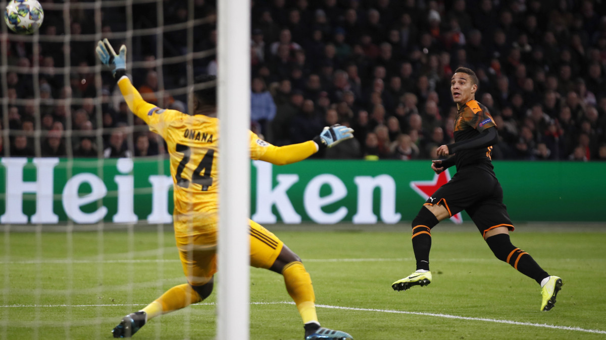 André Onana, az Ajax kapusa nem tudja kivédeni Rodrigo Moreno, a Valencia játékosa (j) támadását a labdarúgó Bajnokok Ligája hatodik fordulójában, a H csoportban játszott Ajax Amsterdam - Valencia  mérkőzésen az amszterdami Johan Cruyff Arénában 2019. december 10-én.
