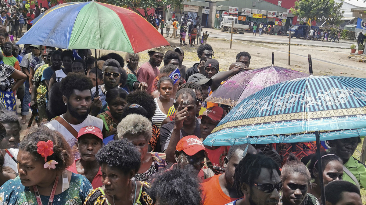 Voksolásra váró emberek a Pápua Új-Guineához tartozó Bougainville-sziget függetlenné válásáról rendezett népszavazáson Bukában 2019. november 23-án.