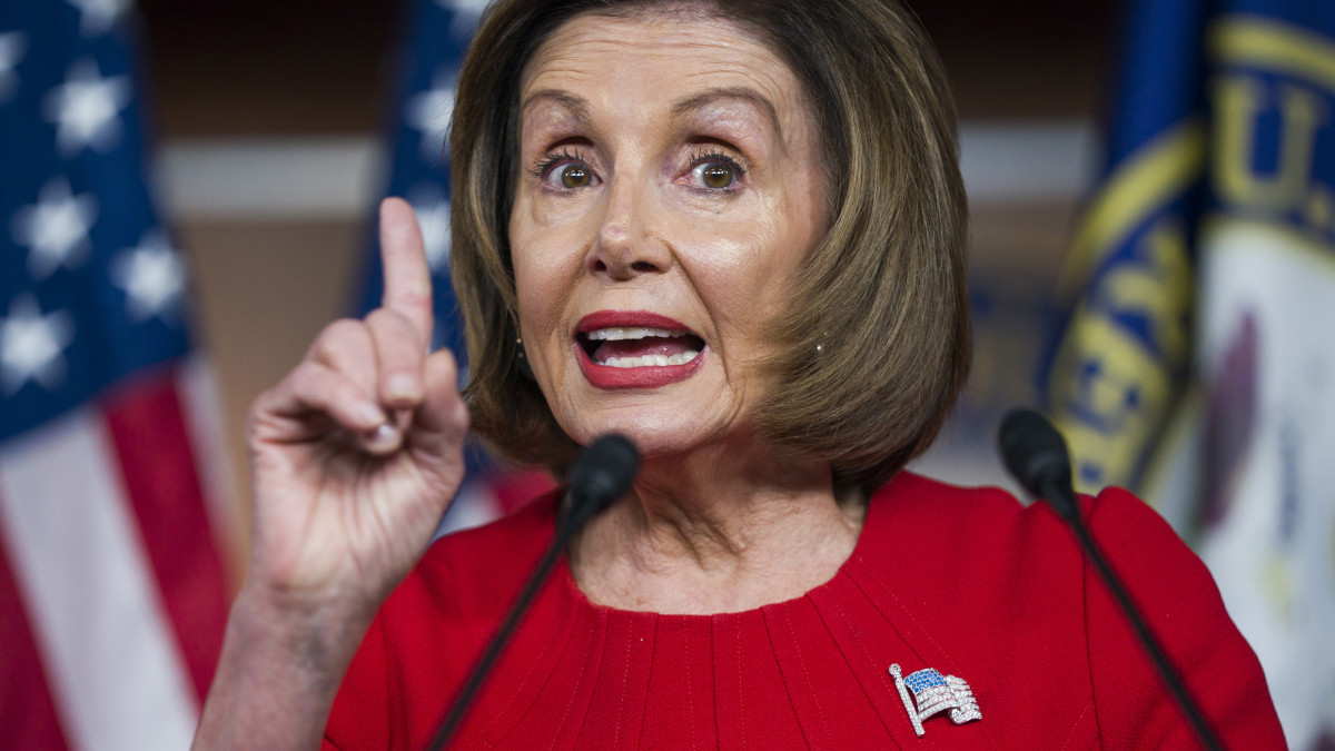 Nancy Pelosi, az amerikai képviselőház demokrata párti elnöke a Donald Trump amerikai elnök alkotmányos elmozdítását lehetővé tévő eljárást (impeachment) megelőző nyilvános meghallgatásokról nyilatkozik a törvényhozás, a Kongresszus washingtoni épületében, a Capitoliumban 2019. november 14-én.