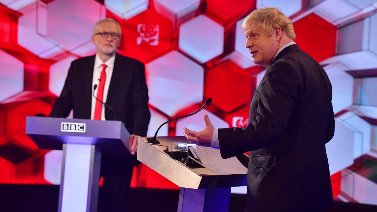 A BBC által közreadott képen Boris Johnson konzervatív párti brit miniszterelnök (j) és Jeremy Corbyn, a legnagyobb brit ellenzéki erő, a Munkáspárt vezetője tévévitán vesz részt a brit közszolgálati televízió maidstone-i stúdiójában 2019. december 6-án. Nagy-Britanniában december 12-én tartanak előrehozott parlamenti választást.