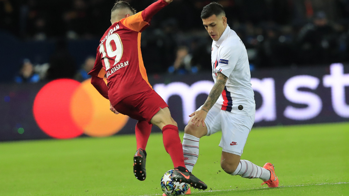 Layvin Kurzawa, a PSG (j) és Omer Bayram, a Galatasaray játékosa a labdarúgó Bajnokok Ligája hatodik fordulójában, az A csoportban játszott Paris Saint-Germain - Galatasaray mérkőzésen a párizsi Parc des Princes stadionban 2019. december 11-én.