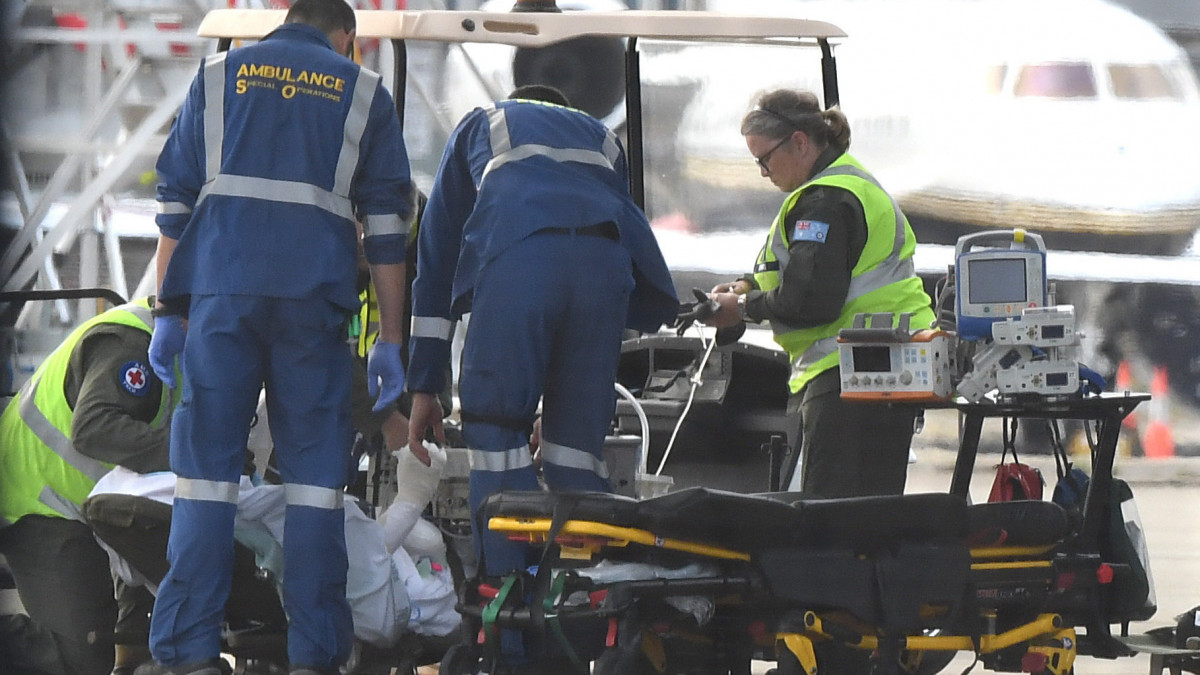 Az új-zélandi Fehér-szigeten történt vulkánkitörés egyik túlélőjét hordágyon viszik az Ausztrál Királyi Légierő (RAAF) egyik szállító gépéből egy mentőautóba Sydney repülőterén 2019. december 12-én, a kitörés után három nappal. A halottak száma nyolcra emelkedett, miután két személy a kórházban belehalt a sérüléseibe.