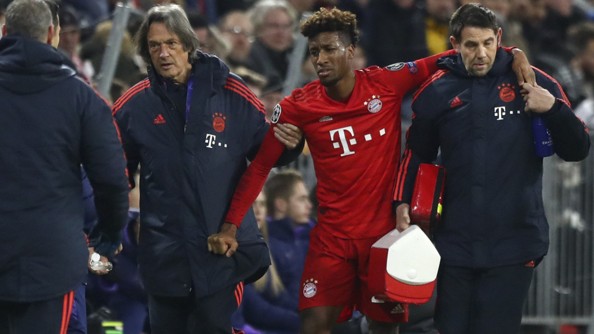 Kingsley Coman, a München játékosa sérülés miatt elhagyja a pályát a labdarúgó Bajnokok Ligája hatodik fordulójában, a B csoportban játszott Bayern München - Tottenham Hotspur mérkőzésen a müncheni Allianz Arénában 2019. december 11-én.