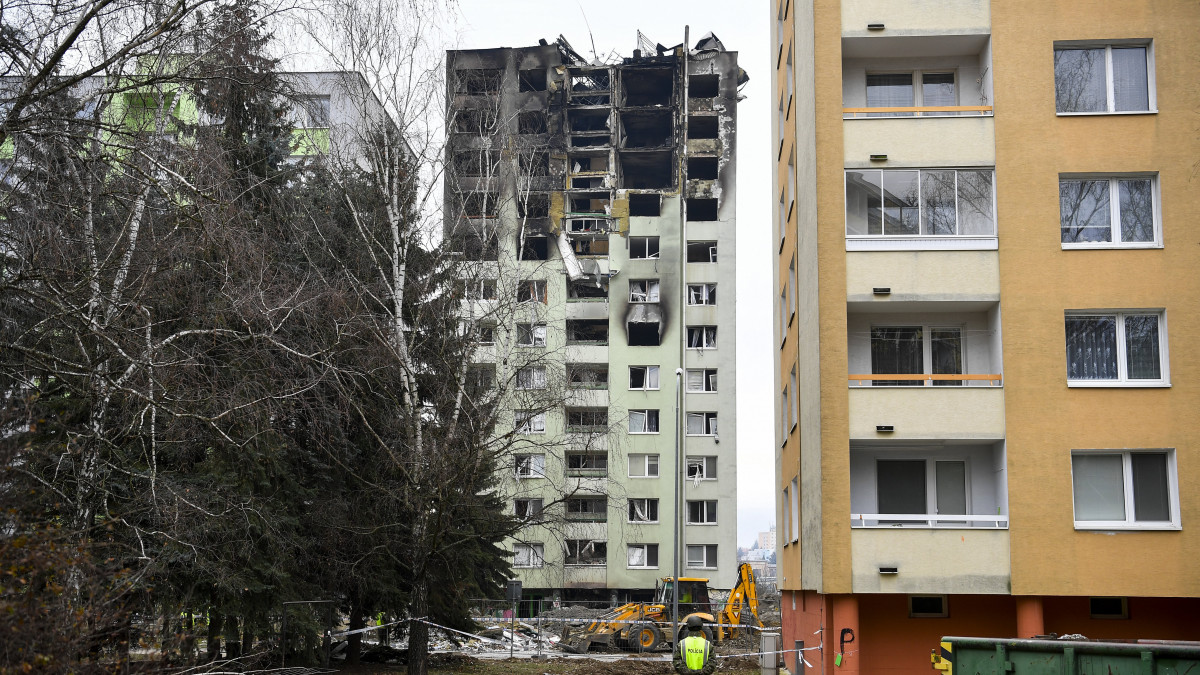 A december 6-ai gázrobbanásban megrongálódott panelház a szlovákiai Eperjesen 2019. december 12-én. A robbanás következtében heten meghaltak, egy személy holléte továbbra is ismeretlen. A statikusok első vizsgálatai szerint a ház felső, megrongálódott emeleteit le kell bontani.