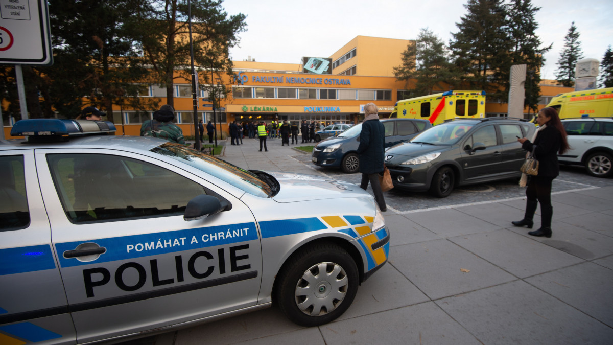 Rendőrök annál az ostravai kórháznál, amelyben lövöldözés történt 2019. december 10-én. Jan Hamácek cseh belügyminiszter szerint egy ismeretlen fegyveres nyitott tüzet az ostravai kórház járóbeteg-ellátójában, majd elmenekült. A lövöldözésben négy ember életét vesztette, ketten megsebesültek.