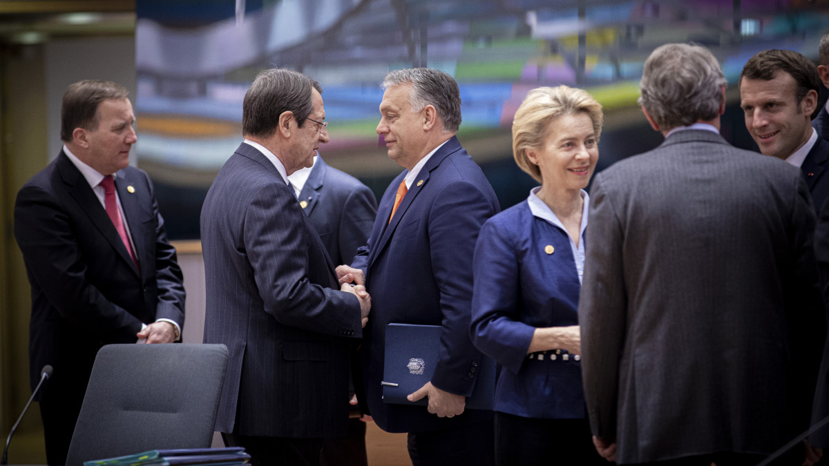 A Miniszterelnöki Sajtóiroda által közreadott képen Orbán Viktor magyar miniszterelnök (k) és Nikosz Anasztasziadisz ciprusi elnök (b2) beszélget, mellettük Stefan Löfven svéd miniszterelnök (b), Ursula Von der Leyen, az Európai Bizottság elnöke (j3) és Emmanuel Macron francia elnök (j) az EU-tagországok állam- és kormányfői évzáró találkozóján Brüsszelben 2019. december 12-én.
