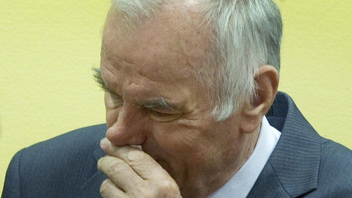 Ratko MLADIC, a boszniai szerb hadsereg háborús bűnökkel vádolt egykori főparancsnoka a tárgyalóteremben ül perének újabb tárgyalási napján az egykori Jugoszlávia területén elkövetett háborús bűnöket vizsgáló hágai Nemzetközi Törvényszéken. Az 1996 óta bujkáló Mladicot a második világháború óta elkövetett legsúlyosabb európai tömegmészárlással, az 1995-ös srebrenicai mészárlás elrendelésével, Szarajevó több ezer halálos áldozatot követelő, 40 hónapig tartó ostromával, valamint egyéb háborús és emberiesség elleni bűnökkel vádolják. A 70 éves Mladicot 2011. május 26-án fogták el a szerb hatóságok. Az 1992 és 1995 közötti boszniai háború legsúlyosabb tömeggyilkossága Srebrenicában történt, ahol a boszniai szerbek 1995-ben a város lerohanásakor csaknem 8000 muzulmán férfit és fiút mészároltak le.
