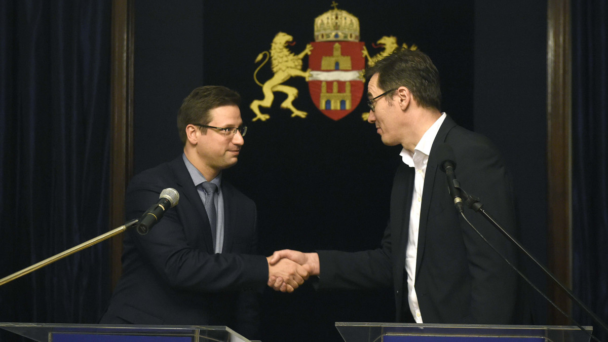 Karácsony Gergely főpolgármester (j) és Gulyás Gergely Miniszterelnökséget vezető miniszter kezet fog a Fővárosi Közfejlesztések Tanácsának ülése után tartott közös sajtótájékoztatón a Városházán 2019. december 12-én.