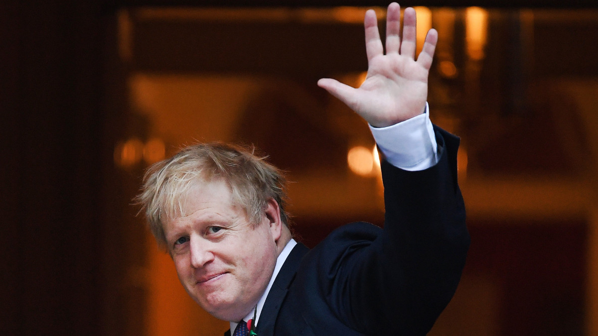 Boris Johnson brit miniszterelnök a londoni kormányfői rezidencia, a Downing Street 10 bejáratában 2019. október 28-án. Az Európai Unió 27 tagállama ezen a napon elfogadta az Egyesült Királyság kérését, hogy rugalmasan halasszák el az ország kiválását az Európai Unióból 2020. január 31-ig.