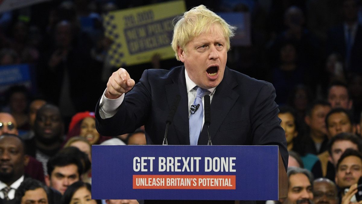 Boris Johnson konzervatív párti brit miniszterelnök beszél a londoni kampányzáró rendezvényén 2019. december 11-én, egy nappal az előrehozott parlamenti választások előtt.