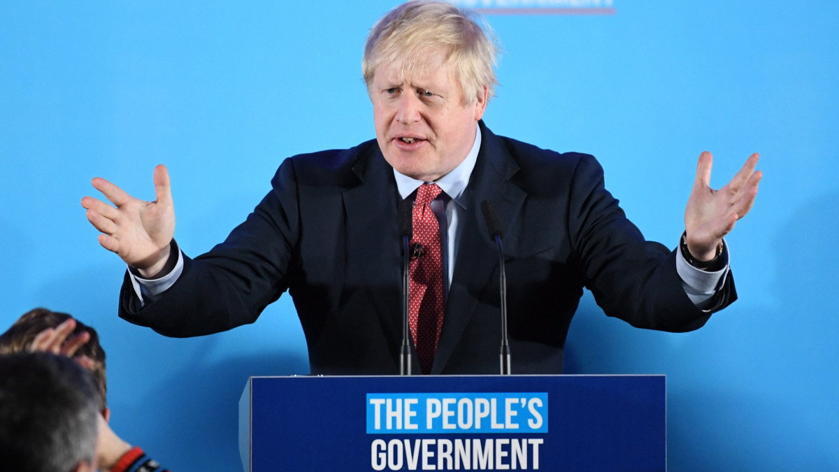 Boris Johnson brit miniszterelnök, a Konzervatív Párt vezére a londoni II. Erzsébet Királynő Központban 2019. december 13-án, miután pártja stabil többséget szerzett az alsóházban az előző napi brit előrehozott parlamenti választásokon. A felirat jelentése: a nép kormánya.