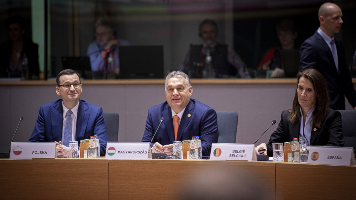 A Miniszterelnöki Sajtóiroda által közreadott képen Orbán Viktor magyar (k), Mateusz Morawiecki lengyel miniszterelnök (b) és Sophie Wilmes belga ügyvivő miniszterelnök (j) az EU-tagországok állam- és kormányfői évzáró találkozóján Brüsszelben 2019. december 12-én.