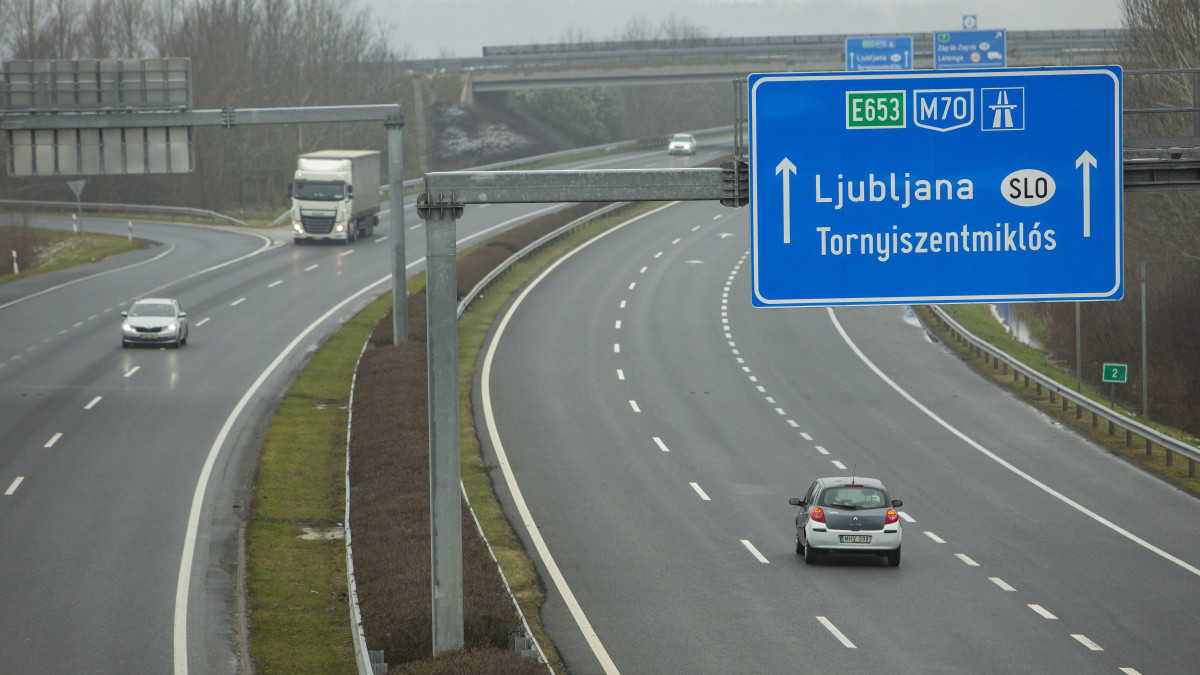 Az  M70-es gyorsforgalmi út kétszer kétsávosra bővített, Letenye és Tornyiszentmiklós-országhatár közötti szakasza Letenye közelében az átadóünnepség napján, 2019. december 13-án. A 13,7 kilométer hosszúságú útszakasz 16,7 milliárd forintos költségből újult meg.