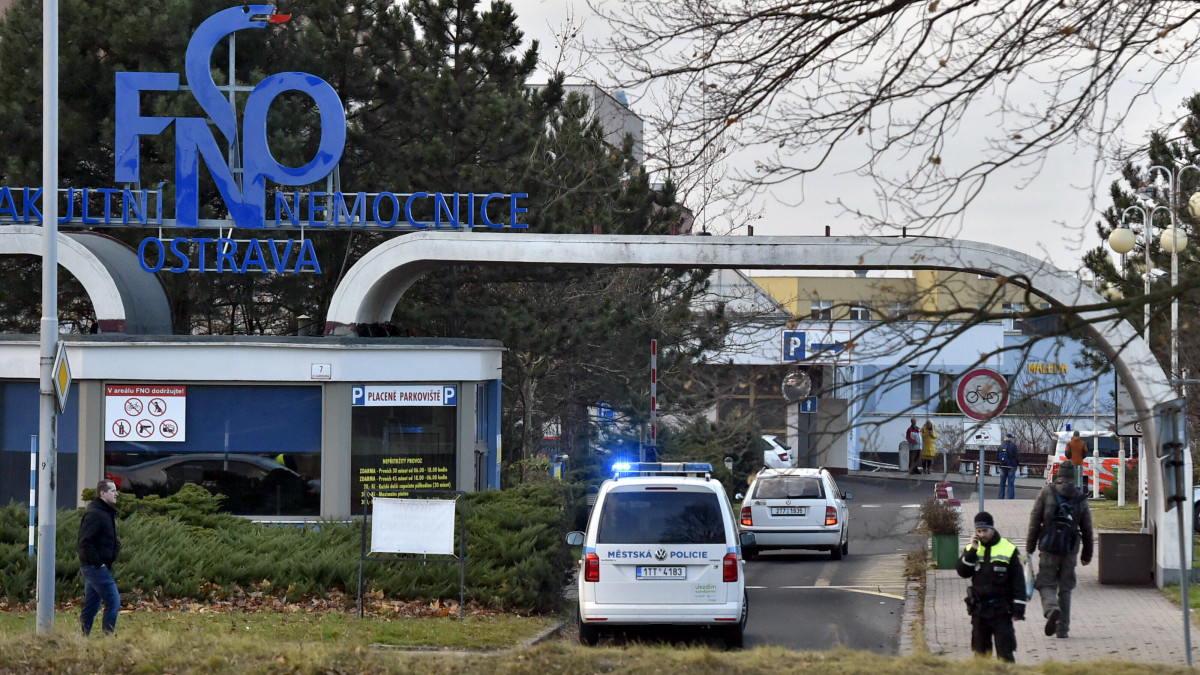 Rendőrök érkeznek ahhoz az ostravai kórházhoz, amelyben lövöldözés történt 2019. december 10-én. Jan Hamácek cseh belügyminiszter szerint egy ismeretlen fegyveres nyitott tüzet az ostravai kórház járóbeteg-ellátójában, majd elmenekült. A lövöldözésben négy ember életét vesztette, ketten megsebesültek.