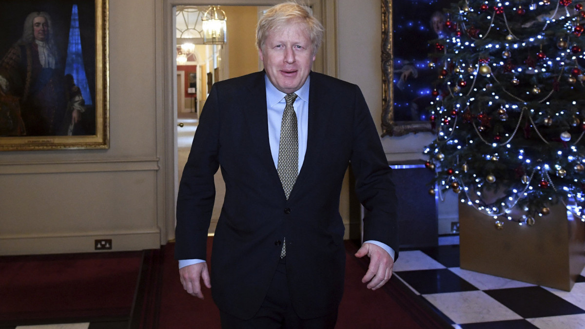 Boris Johnson brit miniszterelnök londoni rezidenciájáról a  Buckingham-palotába indul, hogy II. Erzsébet királynővel találkozzék 2019. december 13-án, miután pártja, a Konzervatív Párt stabil többséget szerzett az előző napi előrehozott brit parlamenti választásokon.