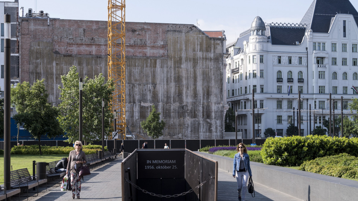 Kész az új Fehérház a Kossuth téren, de még nem adják át