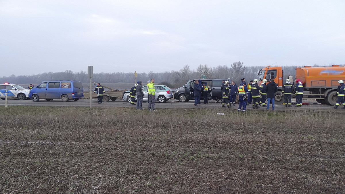 Sérült gépjárművek a 44-es főúton Tiszakürtnél 2019. december 13-án. Egy műszaki hiba miatt álló gépkocsi mögött járműsor torlódott fel, amely végén lévő teherautónak - eddig tisztázatlan körülmények között - egy tehergépkocsi ütközött. A baleset következtében a tehergépkocsi vezetője életét vesztette.