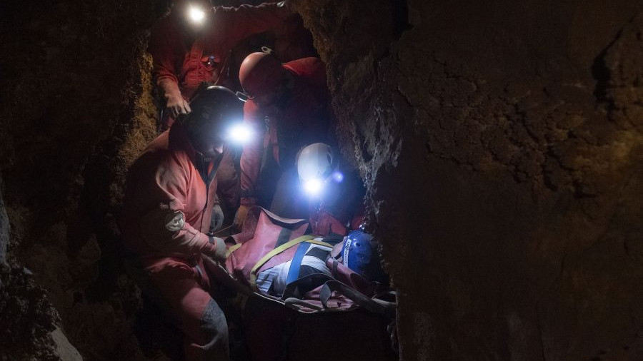 A Magyar Barlangi Mentőszolgálat mentést végez a budapesti Ferenc-hegyi-barlangban 2019.12.14-én.
