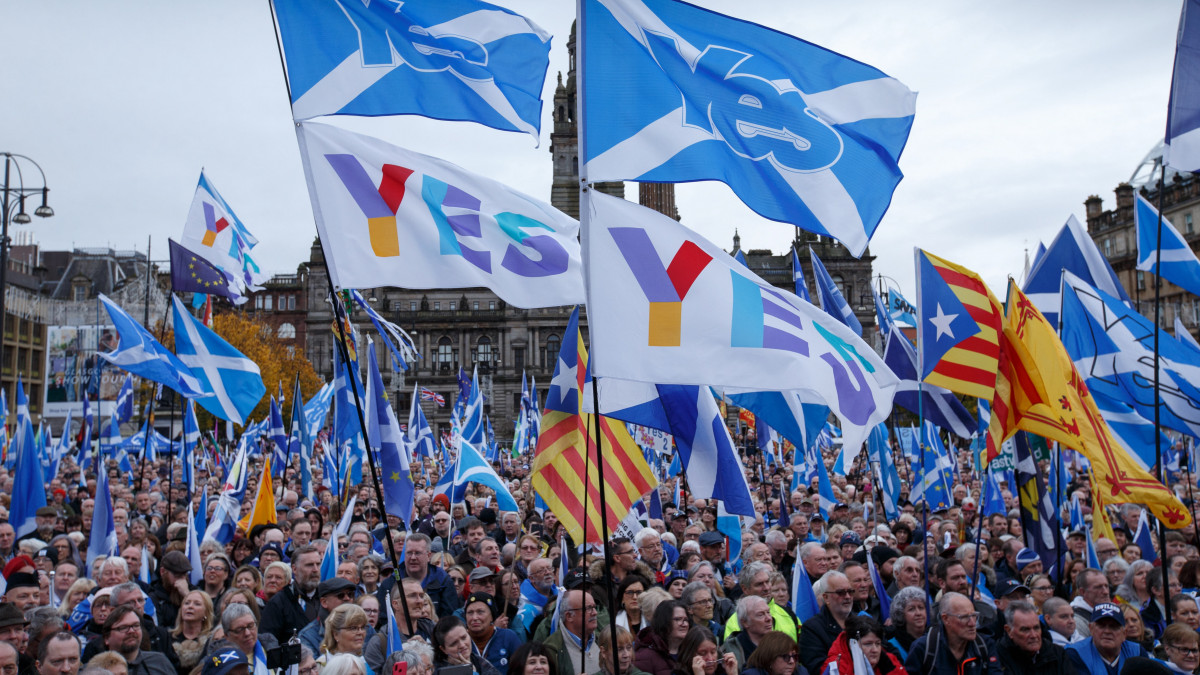Résztvevők a Skócia függetlenségéért szervezett glasgow-i megmozduláson 2019. november 2-án. A Nicola Sturgeon, a Skóciában kormányzó, függetlenségre törekvő Skót Nemzeti Párt (SNP) vezetője által meghirdetett rendezvényen mintegy húszezren vettek részt. Sturgeon a napokban ígéretet tett arra, hogy még az idén ismét kérni fogja Londontól egy új függetlenségi népszavazás megtartását. A 2016-os brit EU-tagsági népszavazáson a skótok 62 százaléka a bennmaradásra voksolt.