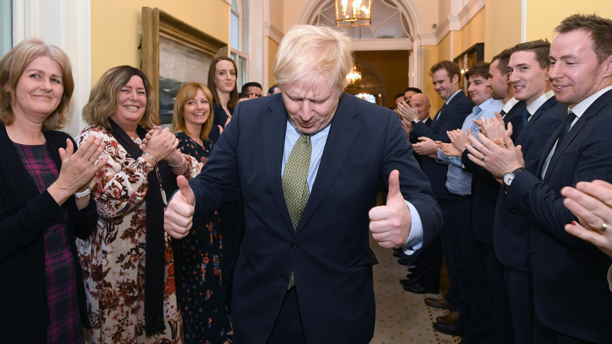 Boris Johnson brit miniszterelnököt, a Konzervatív Párt vezérét köszöntik a londoni kormányfői rezidencia, a Downing Street 10. munkatársai, miután fogadta őt II. Erzsébet királynő 2019. december 13-án. A kormányfő pártja stabil többséget szerzett az alsóházban az előző napi brit előrehozott parlamenti választásokon.
