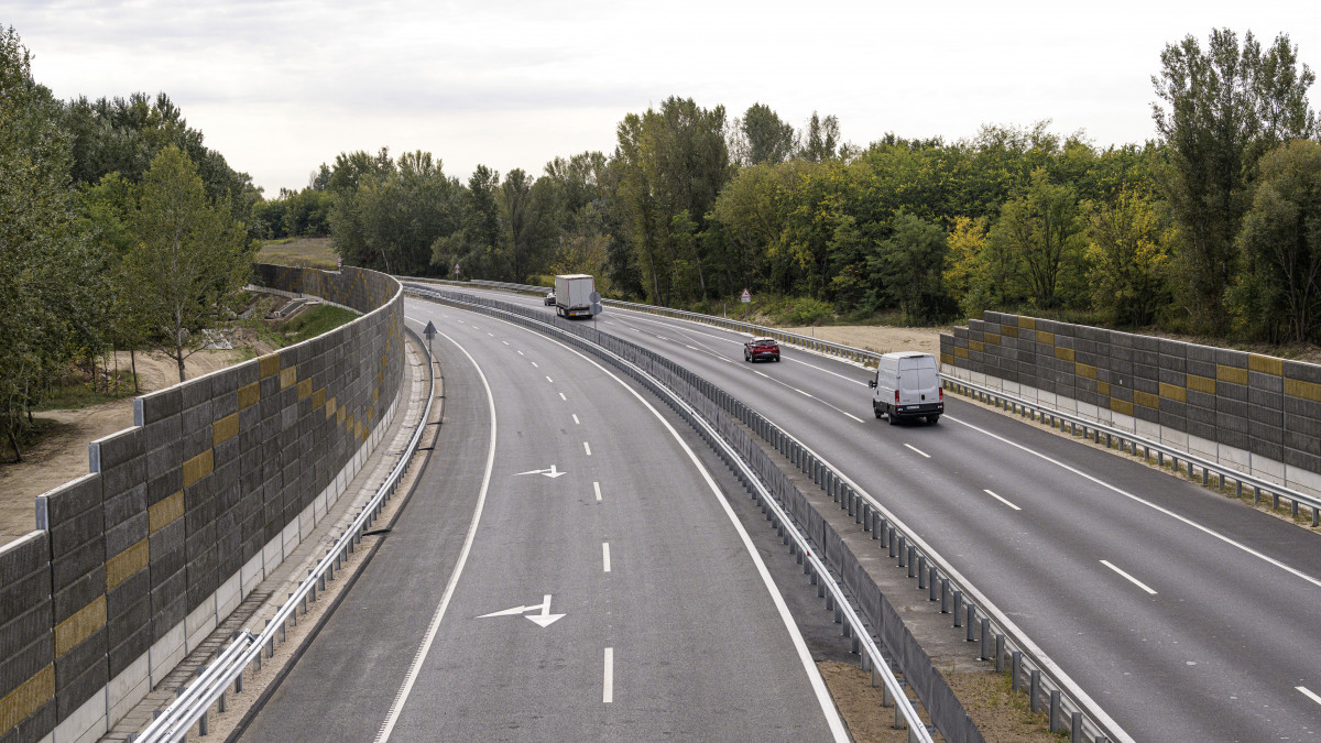 Az M2-es gyorsforgalmi út Budapest-Vác közötti szakaszának 2x2 sávos főpályája Göd határában 2019. október 1-jén. Ezen a napon átadták a forgalomnak az M2-esnek ezt a szakaszát.