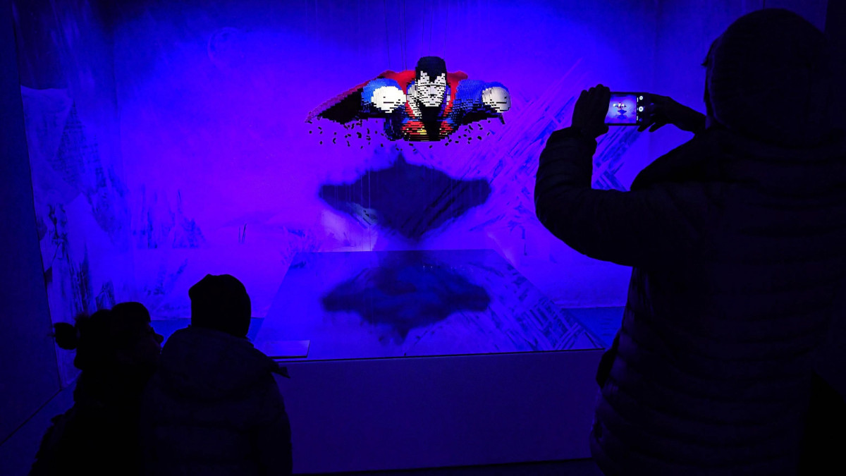 Róma, 2017. november 30.Nathan Sawaya amerikai művész legokockákból megmintázott Flying Superman című szobra A tégla művészete: DC szuperhősök című kiállításának sajtóbemutatóján Rómában 2017. november 30-án. A tárlaton Sawaya legokockákból alkotott több mint 120 művét mutatják be. (MTI/EPA/Alessandro Di Meo)
