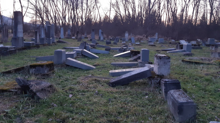 Döbbenetes pusztítás a námesztói temetőben - fotó