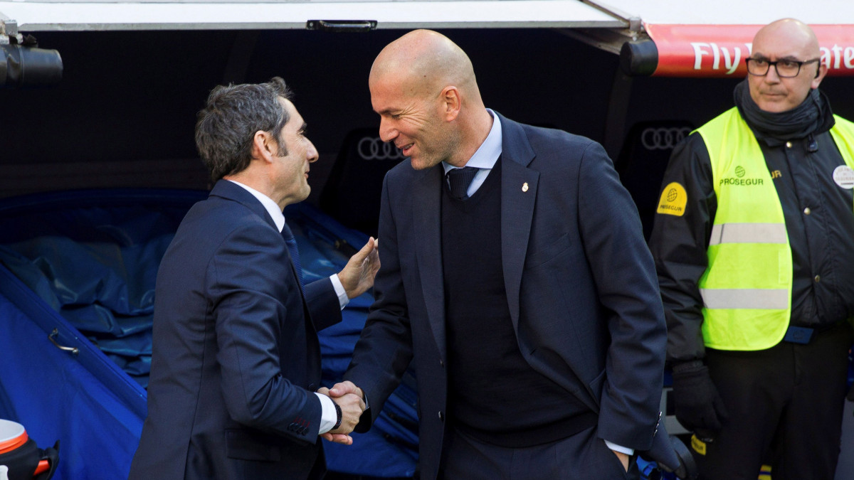 Madrid, 2017. december 23.Zinédine Zidane, a Real Madrid (j) és Ernesto Valverde, a Barcelona vezetőedzője a spanyol első osztályú labdarúgó-bajnokság 2017. december 23-i mérkőzésének kezdete előtt a madridi Santiago Bernabeu stadionban. (MTI/EPA/Rodrigo Jimenez)