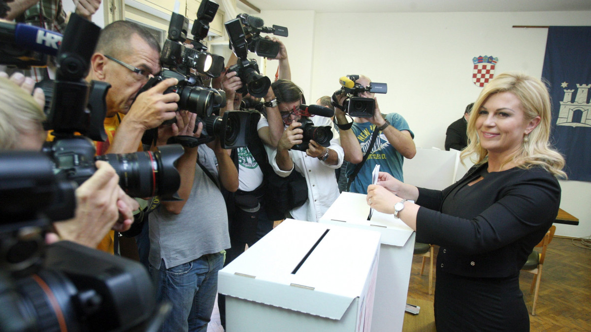 Zágráb, 2016. szeptember 11.Kolinda Grabar-Kitarovic horvát elnök leadja szavazatát az előre hozott horvátországi parlamenti választásokon Zágrábban 2016. szeptember 11-én. (MTI/EPA/Daniel Kasap)