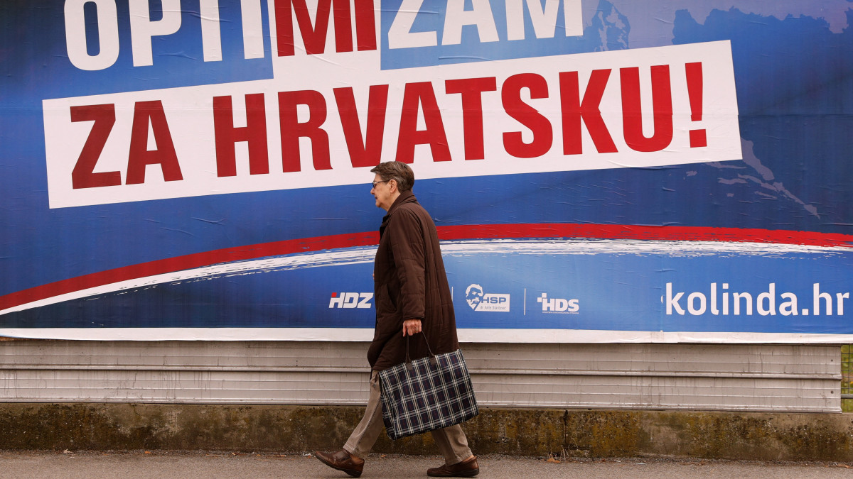 Kolinda Grabar-Kitarovic jelenlegi államfőnek, a kormányzó jobboldali Horvát Demokratikus Közösség (HDZ) jelöltjének választási plakátja Zágrábban 2019. december 18-án, négy nappal a horvát elnökválasztás előtt. A felirat jelentése: optimizmus Horvátországért.