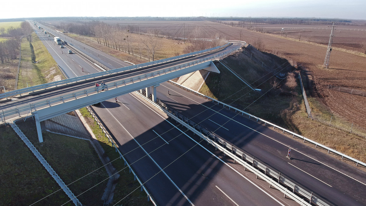 Az M15-ös autóút kétszer kétsávos autópályává bővített, az M1-es autópálya és Rajka országhatár között szakasza az átadás napján Rajka közelében 2019. december 18-án.