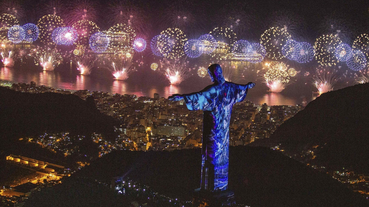 Tűzijátékkal ünneplik az új évet Rio de Janeiróban 2019. január 1-jén. Jobbról a Megváltó Krisztus-szobor.