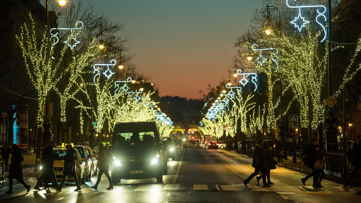 Adventi díszvilágítás Budapesten, az Andrássy úton 2019. december 3-án.