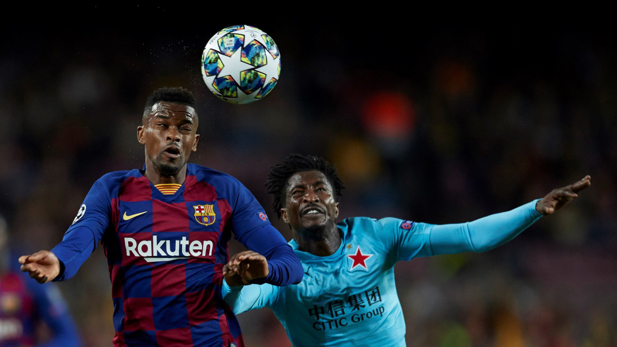A barcelonai Nelson Semedo (b) és a prágai Peter Olayinka a labdarúgó Bajnokok Ligája negyedik fordulójában, az F csoportban játszott FC Barcelona - Slavia Praha mérkőzésen Barcelonában 2019. november 5-én.