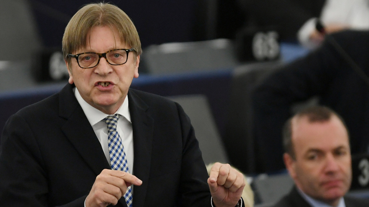 Guy Verhofstadt, az Európai Parlament Brexit-ügyi főtárgyalója, az EP liberális frakciójának (ALDE) vezetője az Európai Parlament plenáris ülésén Strasbourgban 2019. március 27-én. A képviselők Jean-Claude Junckernek, az Európai Bizottság elnökének és Donald Tusknak, az Európai Tanács elnökének a társaságában a március 21-22-i EU-csúcs eredményeit vitatják meg.